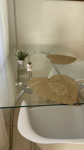 Vendo mesa de vidro semi nova