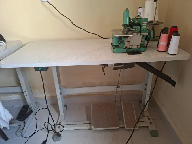 Máquina de costura Overlock.