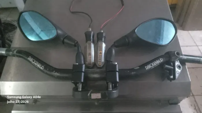 Tô vendendo um guidon esportivo com dois retrovisor e dois pisca alerta  tudo por 80