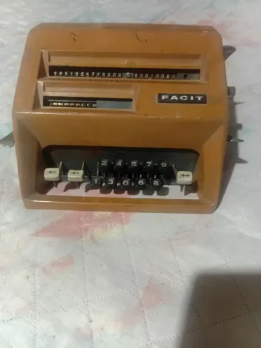 Vendo esta máquina antiga de calcular no estado que esta as fotos
