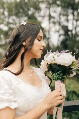Vestido de noiva estilo camponesa + buquê + porta aliança + flores ( 30 unidades)