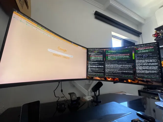 2 Monitores Curvos com suporte de mesa articulado