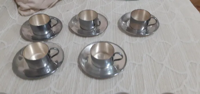 Xícaras antigas de prata com porcelana