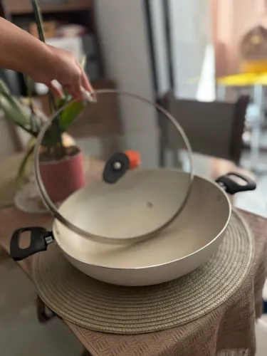 Panela Wok Tramontina Loreto 28 cm com Tampa de Vidro - Cor Creme / Bege - Nova