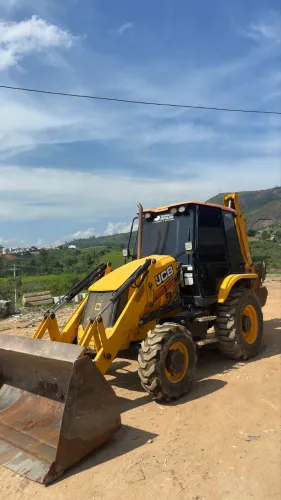 Vendo Retroescavadeira JCB, com apenas 6.400 horas, modelo 3CX, ano 2021, Único dono 