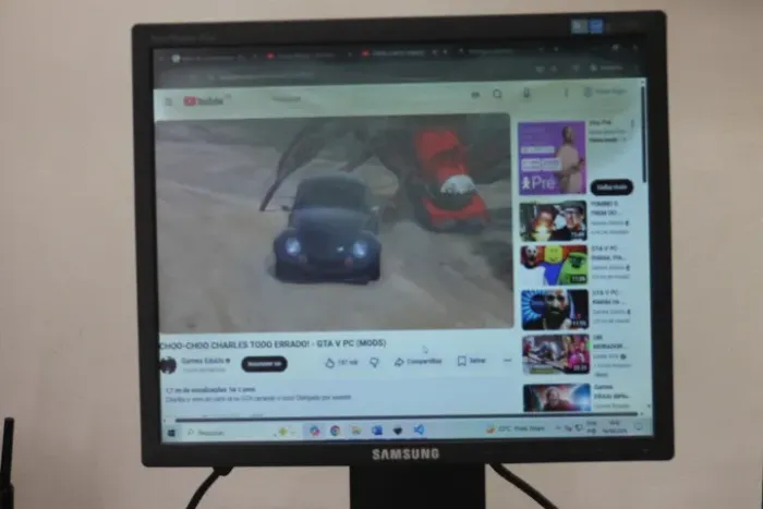 Monitor Samsung 17" FUNCIONANDO, leve mancha na parte superior da tela (modelo 743B)
