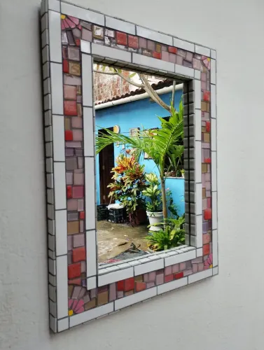 Espelho com mosaico 55cmx42cm.