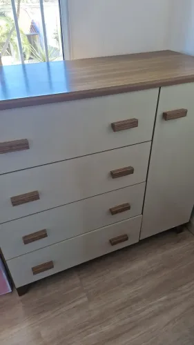 Cômoda mdf bege e marrom. 1metro de altura, 46 cm de frofundidade, 1metro e 9 comprimento.