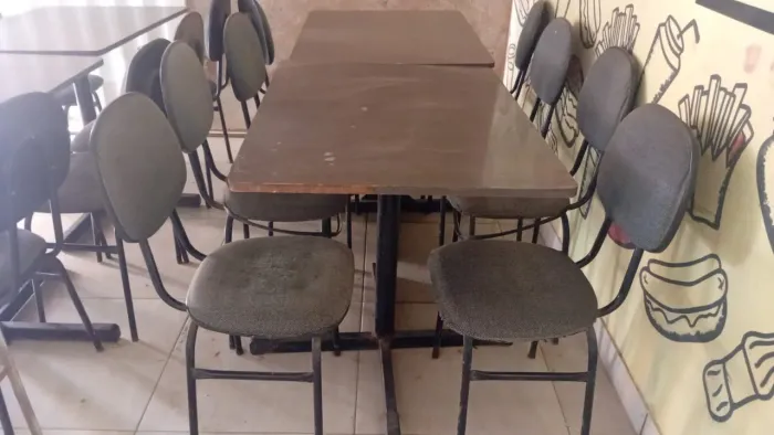 Vendo Mesa com Cadeiras de estofados