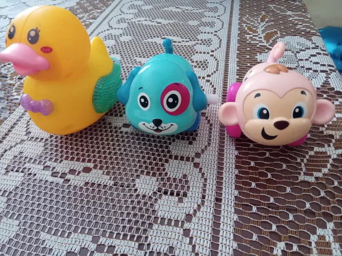 Três brinquedos de fricção de animais