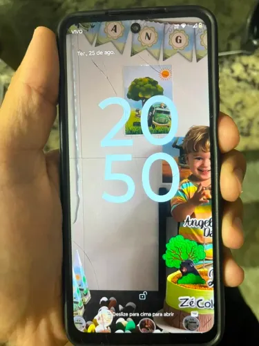 CELULAR MOTO G 53. 128BG. 8 RAM. ALGUNS TRINCADOS NA TELA, NÃO INTERFERE EM NADA.