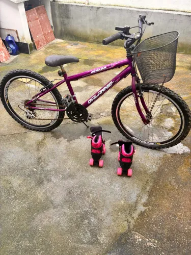 Bicicleta aro 24 roxa + par de patins seminovo