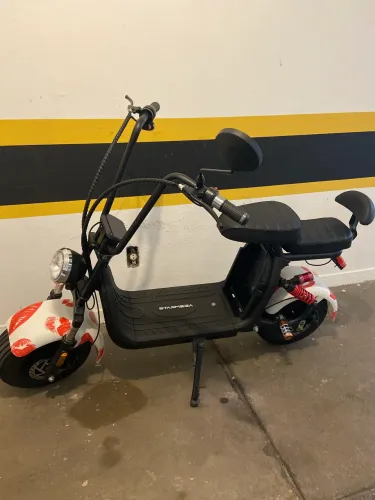 Scooter Elétrica Compacta 51cc Branca e Vermelha 