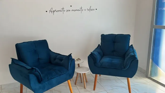 Poltrona Opala Decorativa Tecido Suede Pés Palito Azul marinho