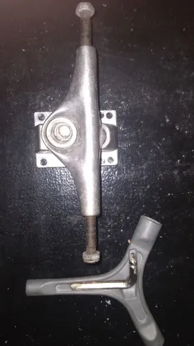 Truck + Chave pra montar + 4 rodas e rolamentos dos bons