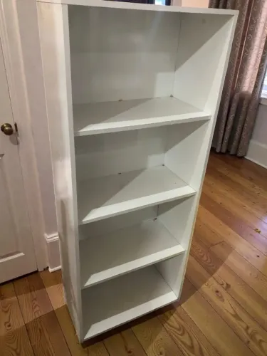 Estante branca de madeira, em bom estado, sem portas.