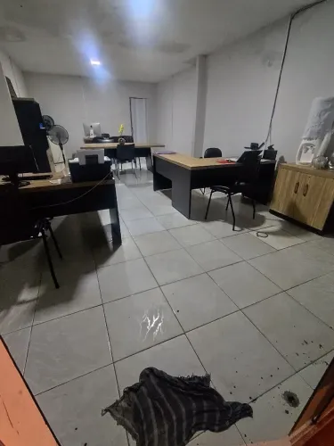 Vendo biros com cadeiras e mesa para escritório.