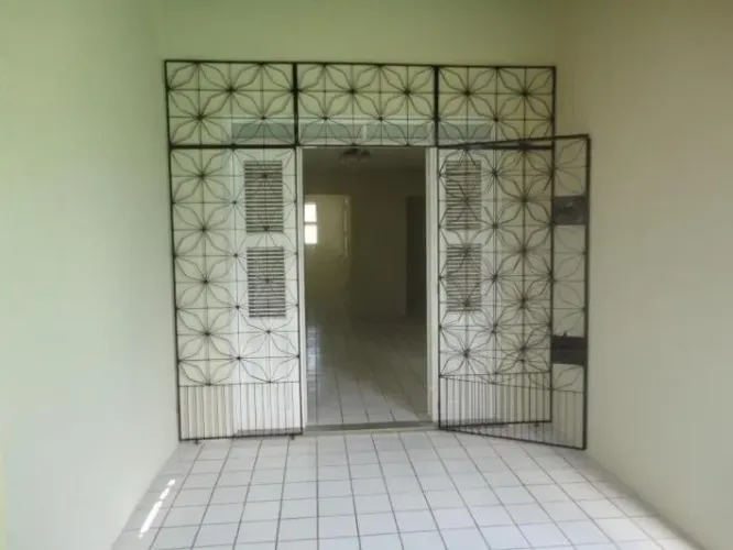 AC- Vende-se casa (vazia) na Ribeira