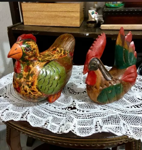 ESCULTURA EM MADEIRA ANTIGUIDADE PINTADO Á MÃO PORTUGUESA GALO E GALINHA