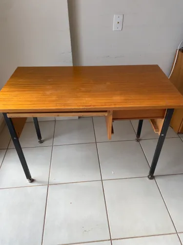 Mesa de madeira com pés de ferro