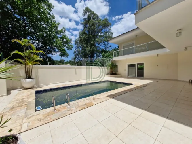 Sobrado de alto padrão com 4 suítes, piscina e 6 vagas - 400 m²
