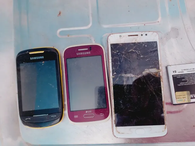Lote sucata de celular conforme descrição 