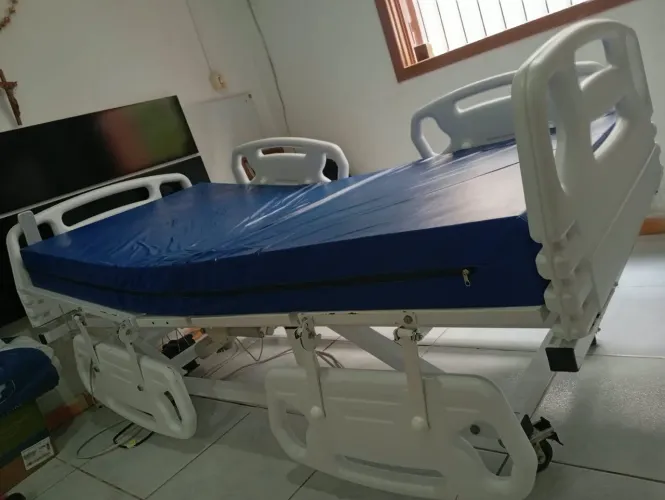 Vendo Cama Hospitalar Elétrica com Controle, 3 Posições!