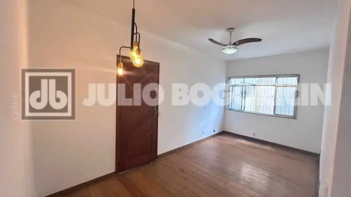 Apartamento com 2 quartos e dependência