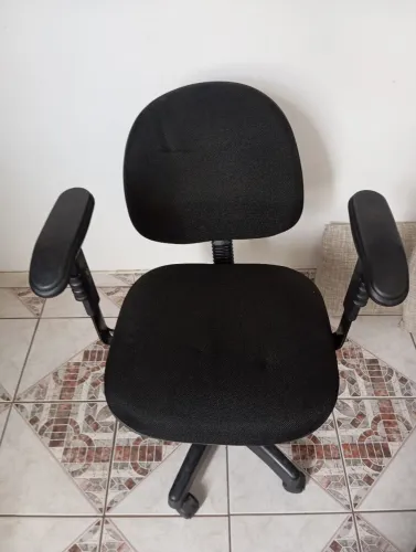 Cadeira de escritório com rodinhas e apoios reguláveis