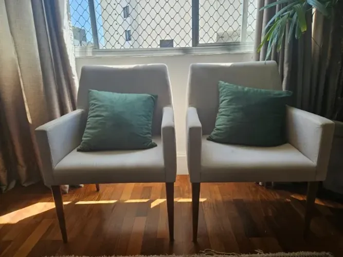 Poltronas em linho com pés palito