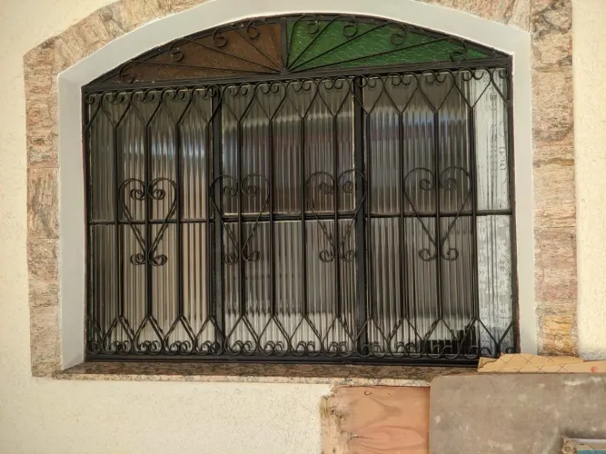 Porta e janelas colonial de ferro com vidro em ótimo estado