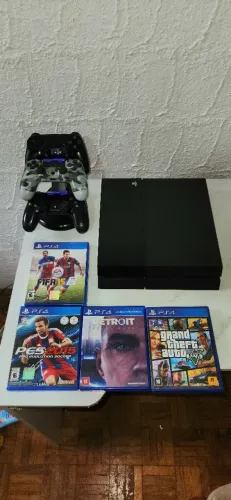 PS4 + 4 jogos e 3 controles  (carregador)