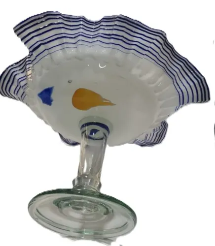 Centro de mesa ou Fruteira de vidro decorativa, caracterizada por suas listras azuis hori