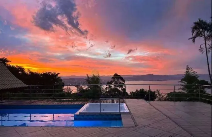 Locação | 420 m², Piscina Privativa, Vista Mar, 4 quartos - Morro da Cruz, em Florianópoli