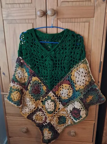 Poncho de crochet lindo, feito a mão unidade: R$199,00