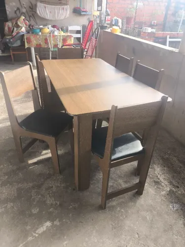 Mesa de madeira com 6 cadeiras almofadadas