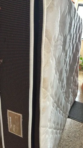 Cama Box tamanho Queen em excelente estado