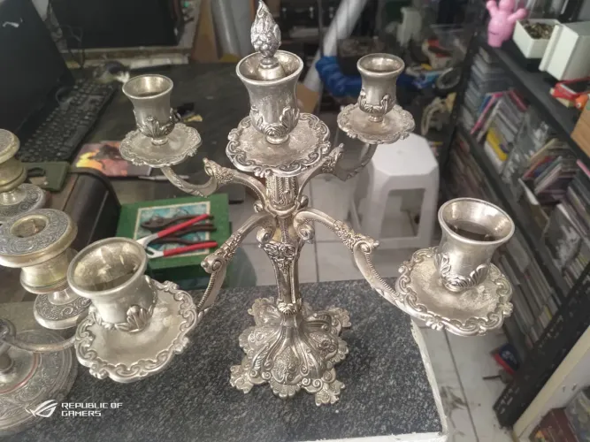 Lindo candelabro cinco vela rico em detalhe todo Dourado item de coleção para decorar 