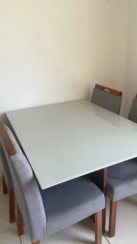 Mesa com 4 cadeiras