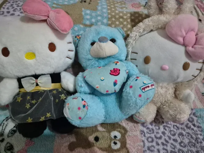 Hello kitty e urso de pelúcia 
