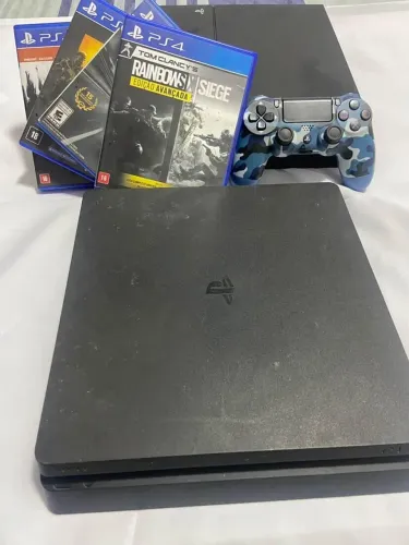 Estou vendendo um PS4 slick em perfeito estado acompanha 4 jogos