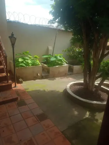 COMPRE ÓTIMA CASA DE 300m², ÓTIMA LOCALIZAÇÃO NA RUA JOÃO GOMES, 3 QTOS, 1 VAGA, QUINTAL, 
