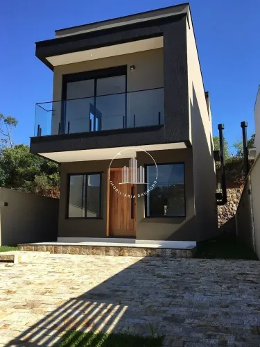 Casa com 03 dormitórios sendo 03 suítes no Bairro Saco Grande em Florianópolis. - EST