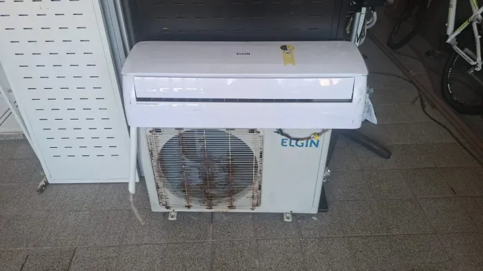Dois ar condicionado, 1 de 18 mil btus e 1 de 9 mil btus
