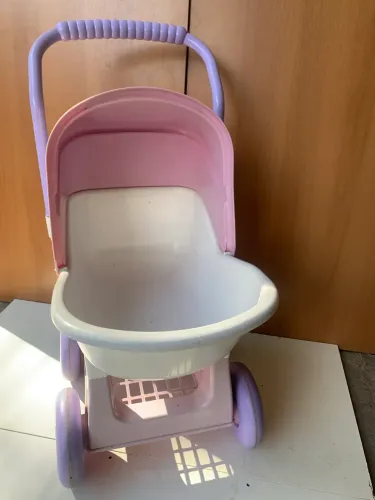 Carrinho de boneca rosa e lilás