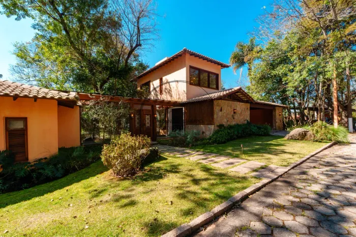Refúgio Sofisticado no Clube da Montanha: Casa com Piscina e Vista