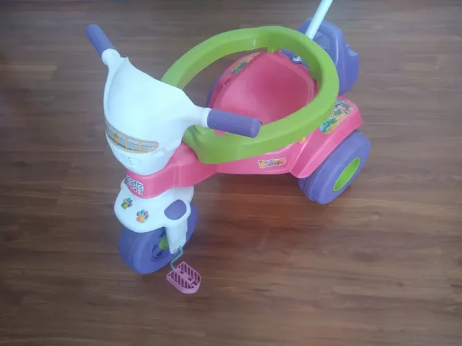 Triciclo com bagageiro e sons no cockpit 