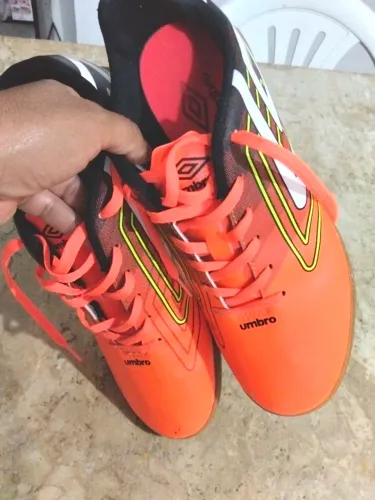 Chuteira de futsal número 37