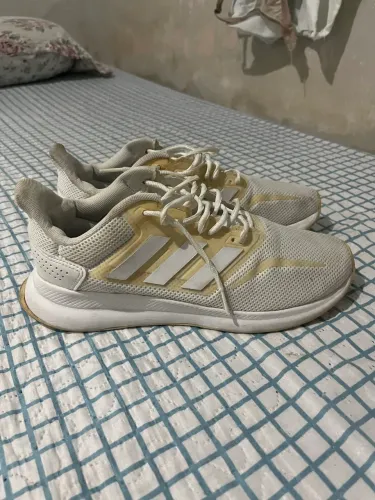 Tênis adidas 