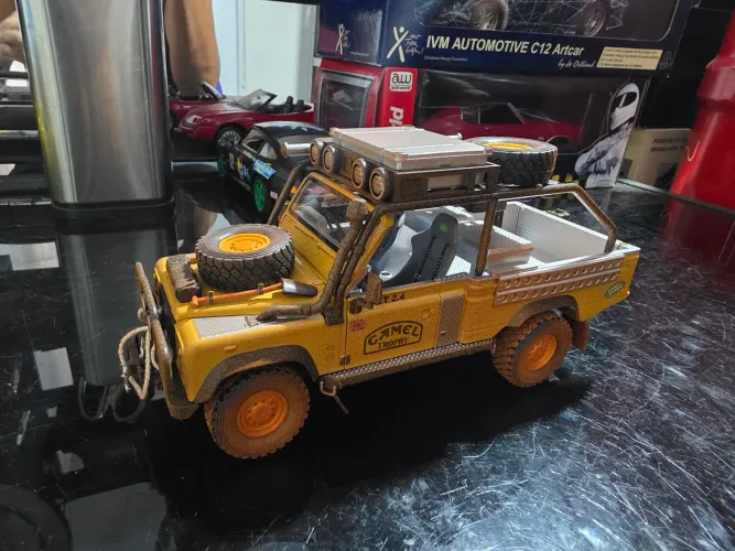 Miniatura 1:24 Land rover 110 Camel sujo Dirty exclusiva 